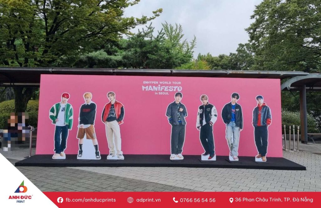 in standee mô hình